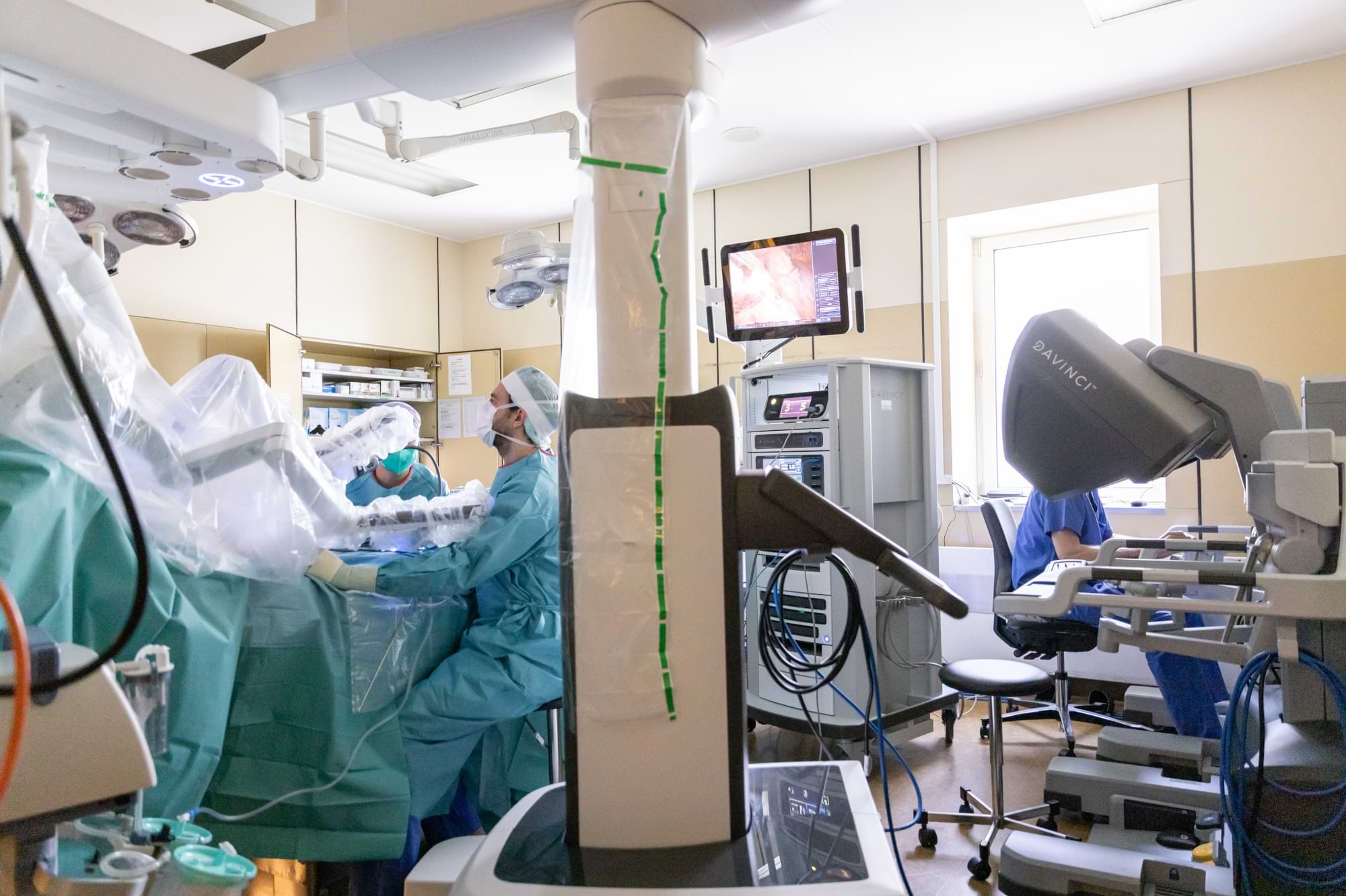 Operation mit roboterassistierten OP-System Da Vinci am Israelitischen Krankenhaus Hamburg