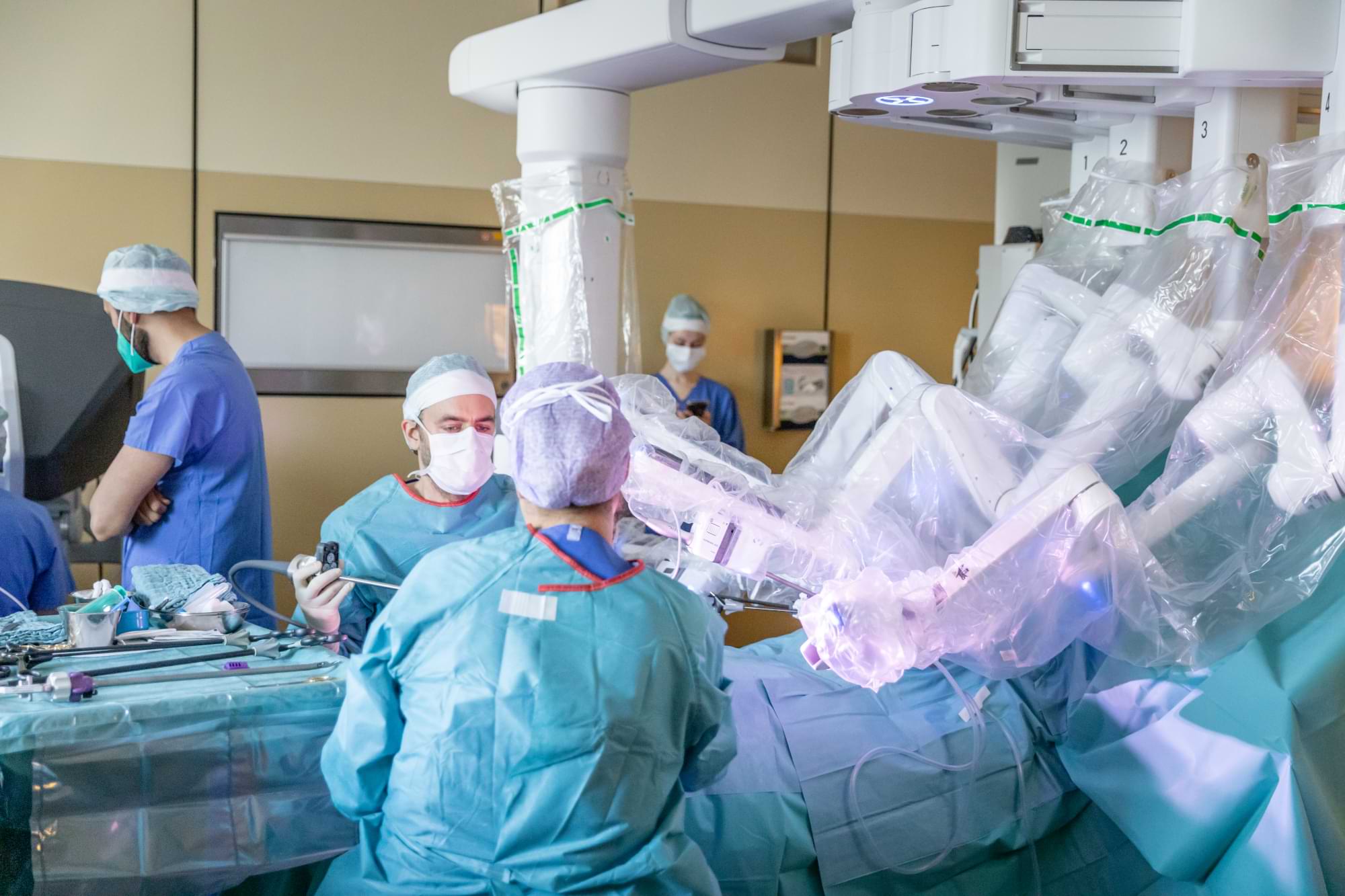 Operation mit roboterassistierten OP-System Da Vinci am Israelitischen Krankenhaus Hamburg