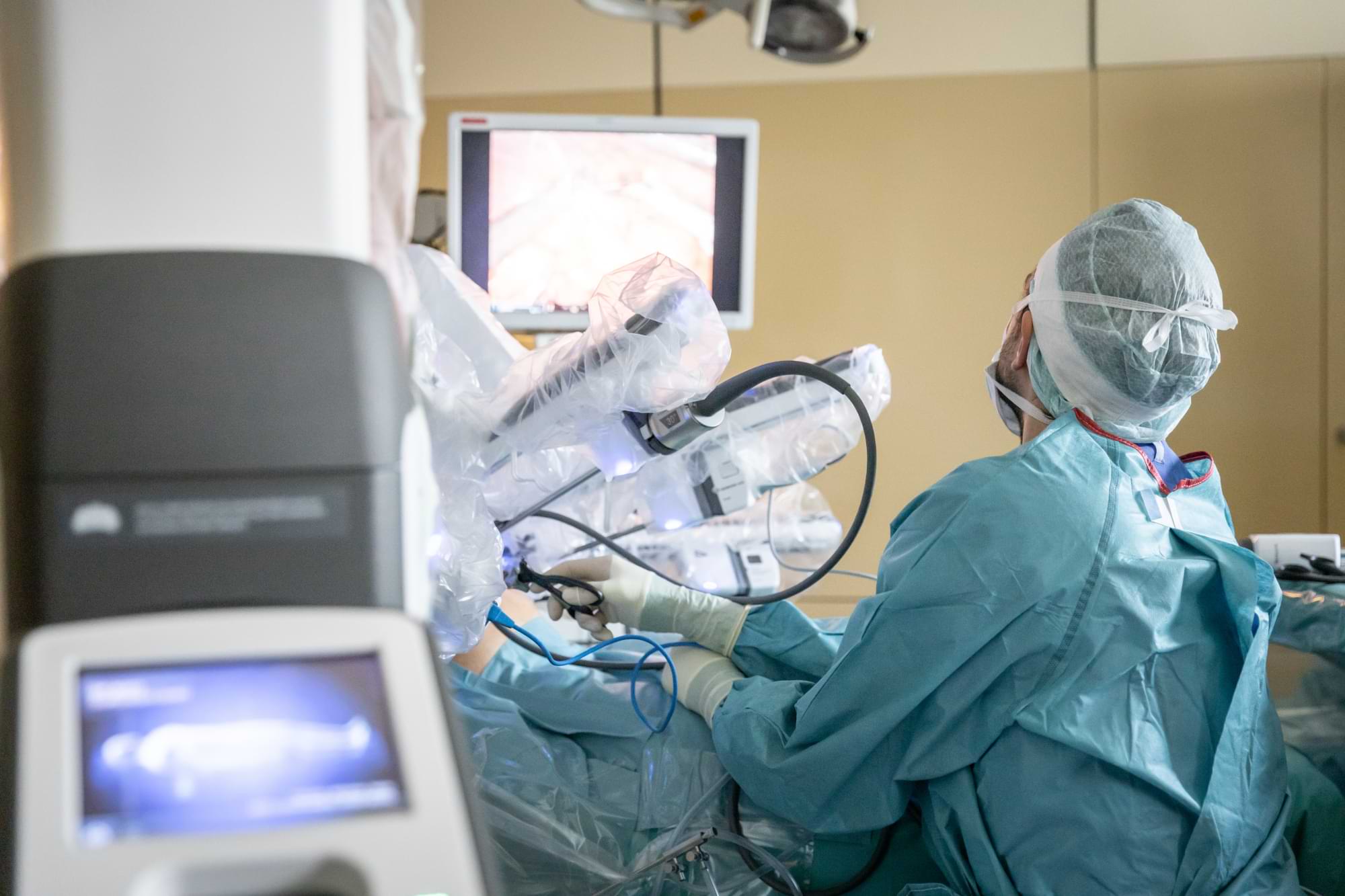 Operation mit roboterassistierten OP-System Da Vinci am Israelitischen Krankenhaus Hamburg